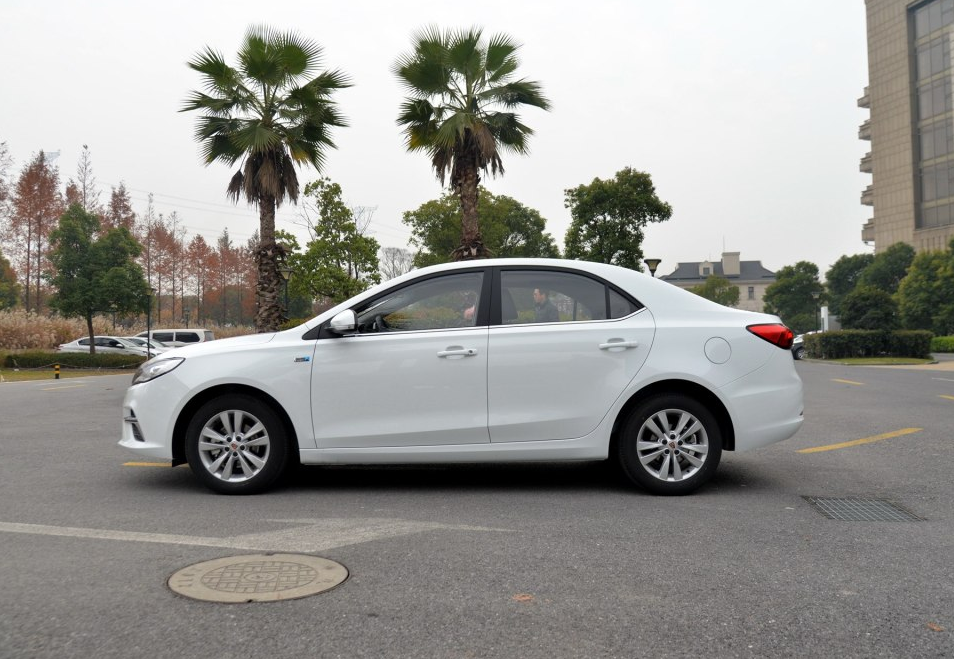 荣威360后视镜,加热开关在哪里