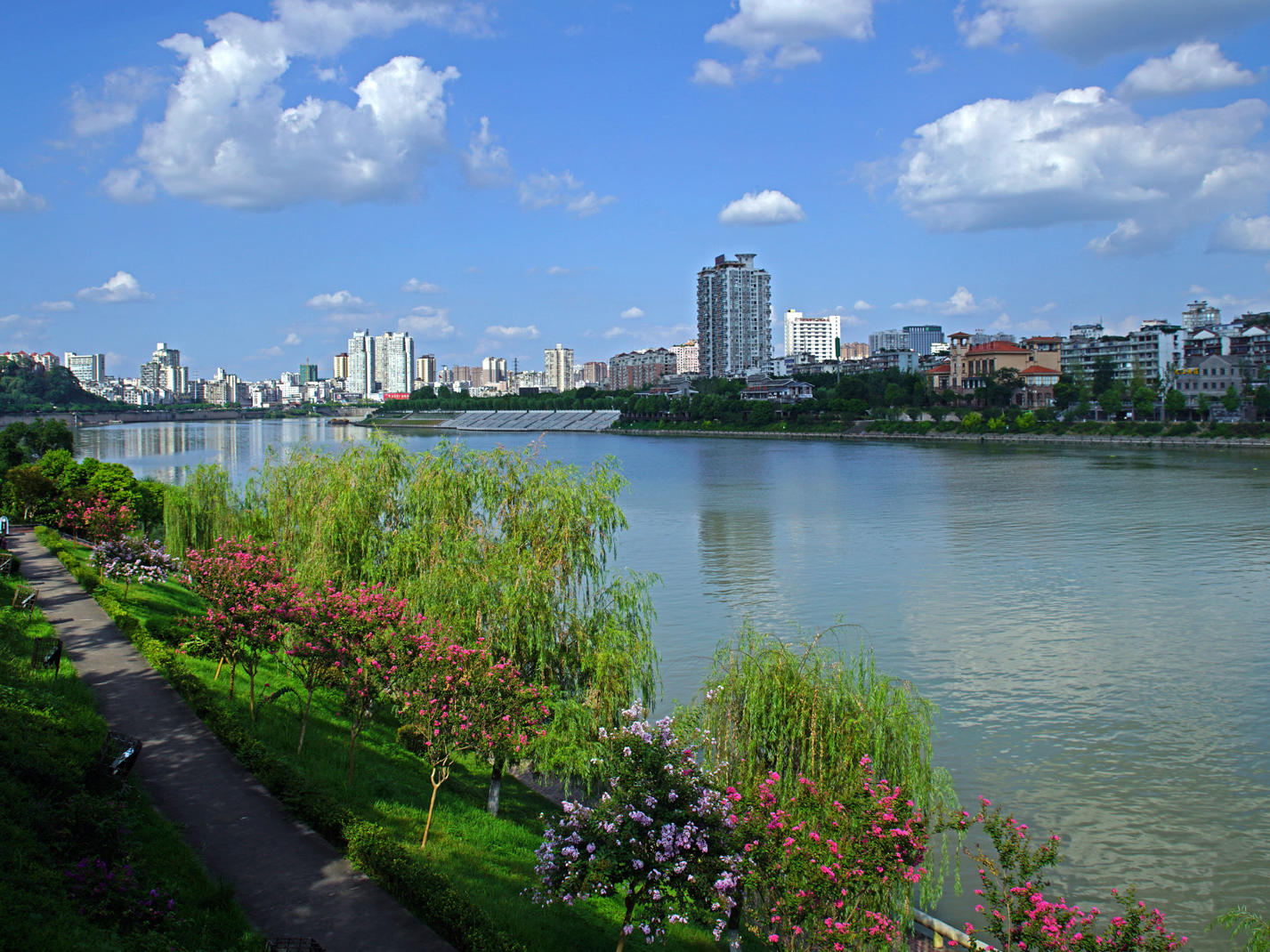 九曲十一弯的沱江穿城而过 四川内江如何成为水上运动"优等生"