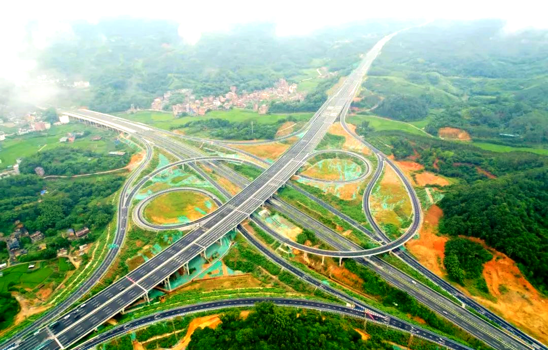 南玉珠高速公路玉林至横州段即将通车,全线贯通指日可待