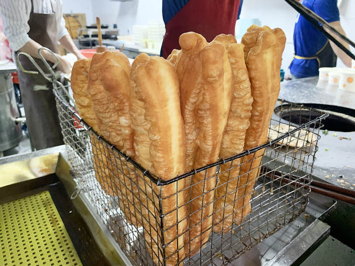 这家烟火气十足的早餐小店热卖33年,烧饼油条排左边,煎饺煎包排右边