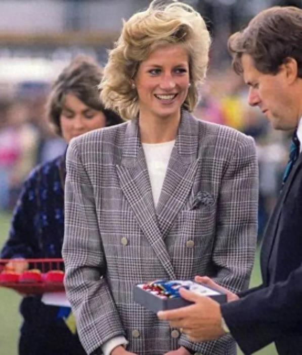 戴安娜罕见男装照,比查尔斯帅,她是英王室首位穿裤子赴宴的女人