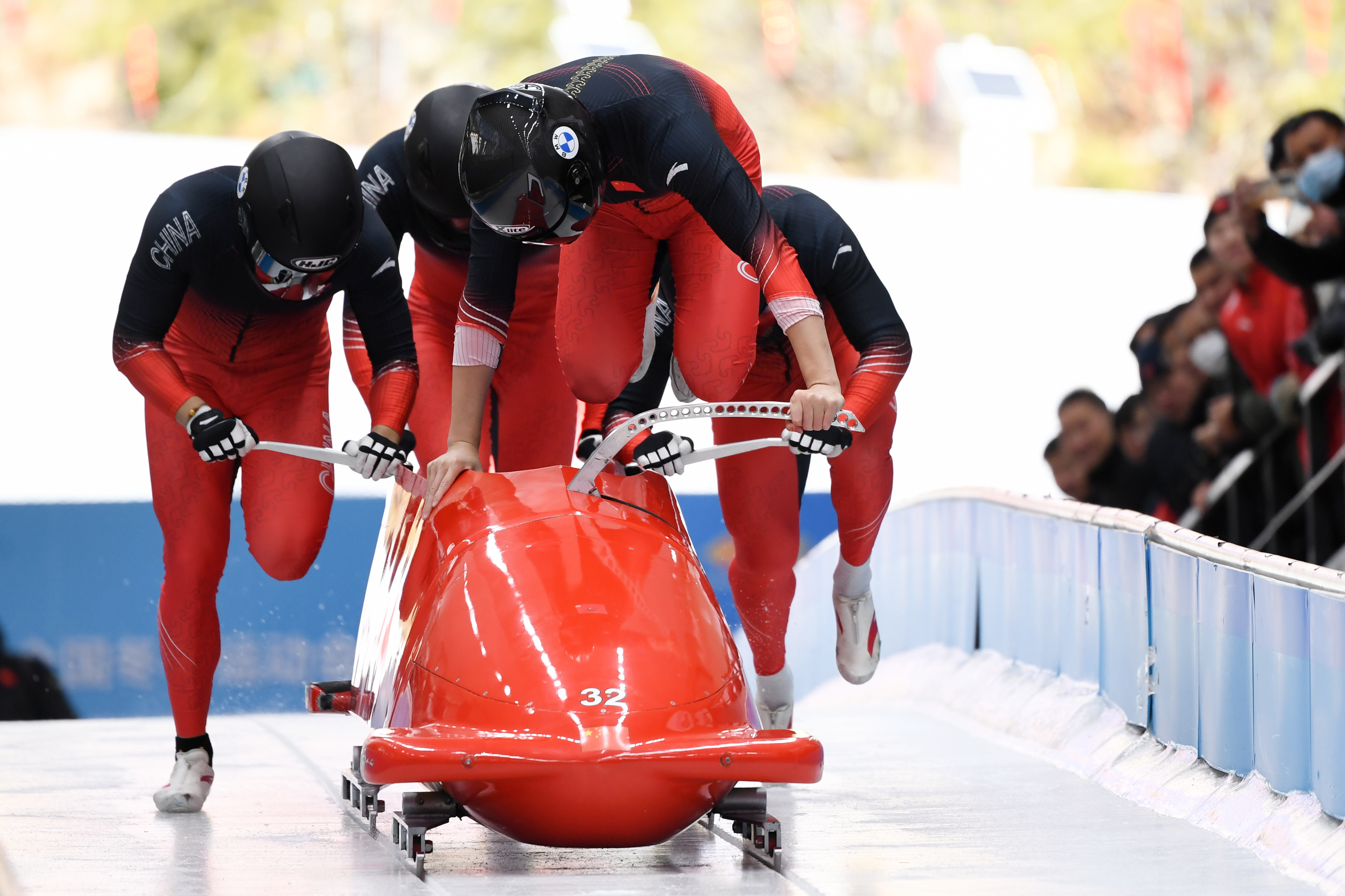 4人滑雪车图片