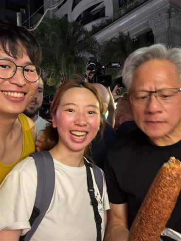 黄仁勋夜市抢食！凑过去问美女烤玉米好不好吃：没曾想上口就咬