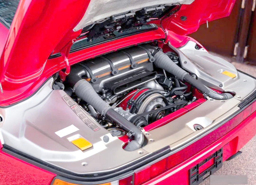 保时捷959搭载的85升水平对置六缸双涡轮增压发动机,是其性能出众的