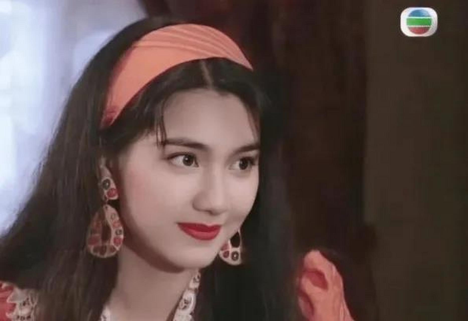 洪欣,上个世纪90年代走红的港星美女.尤其一双美目摄人心魄.