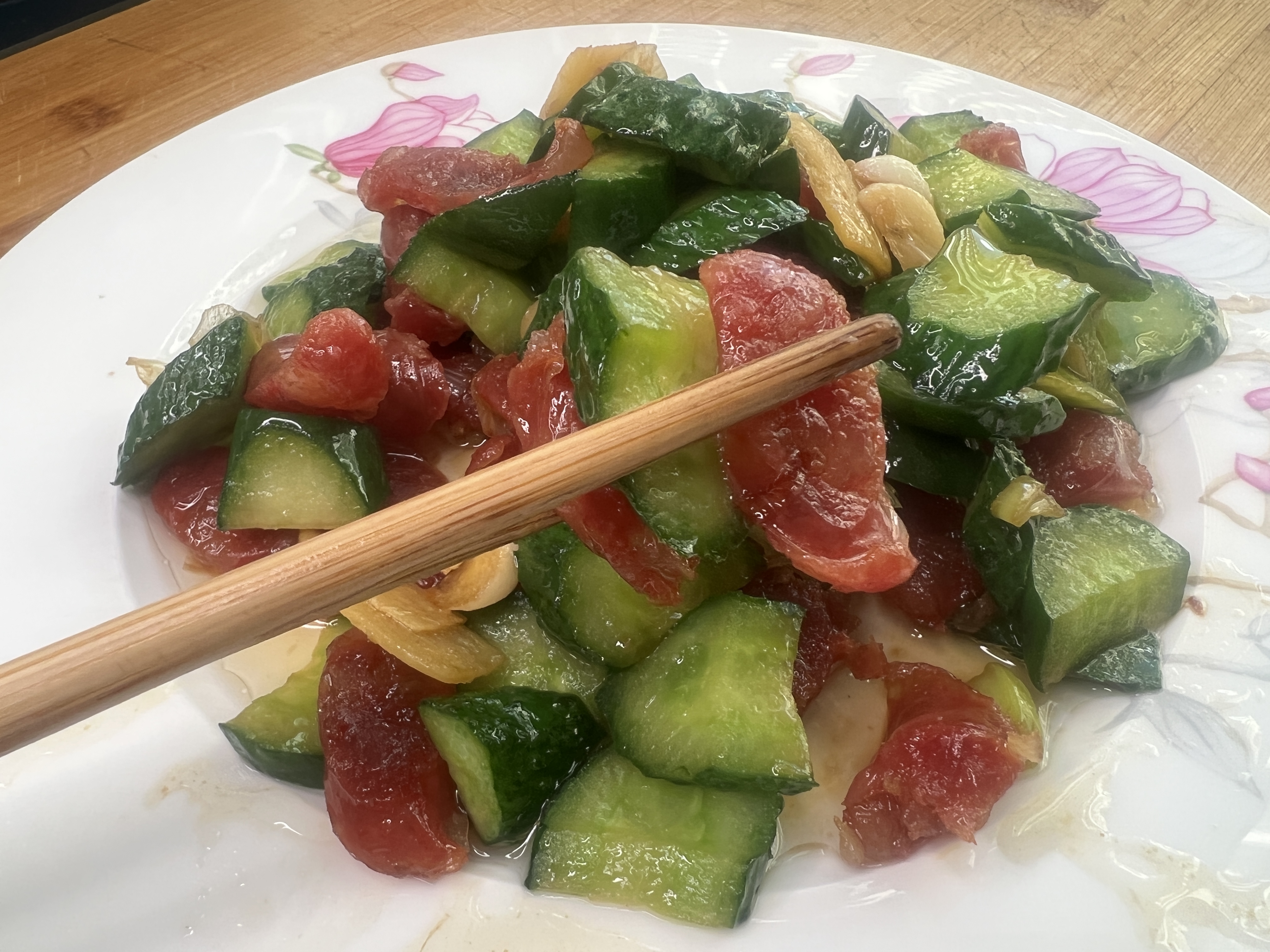 这里分享各种家常美食,今天给大家分享看着都直流口水的"黄瓜炒香肠"