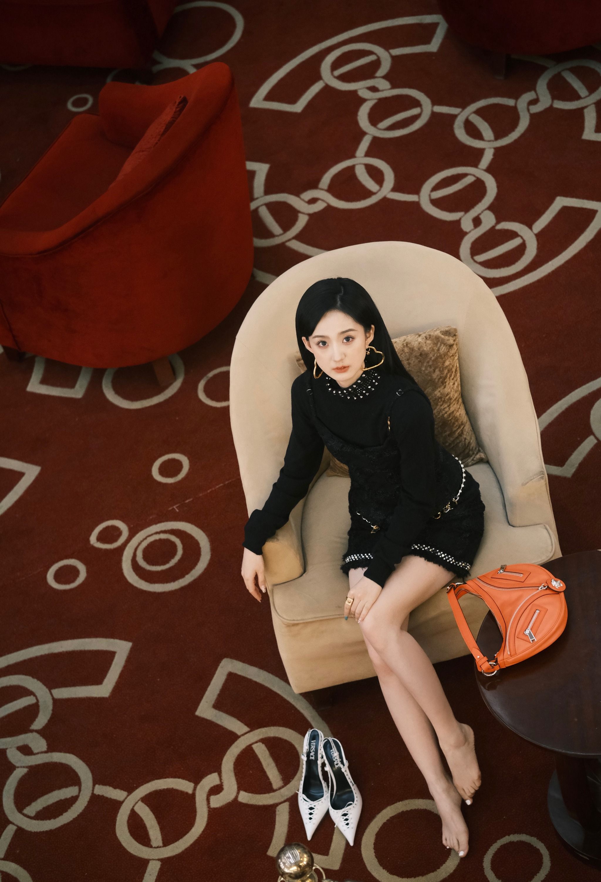 许晓诺黑色连衣裙美腿写真