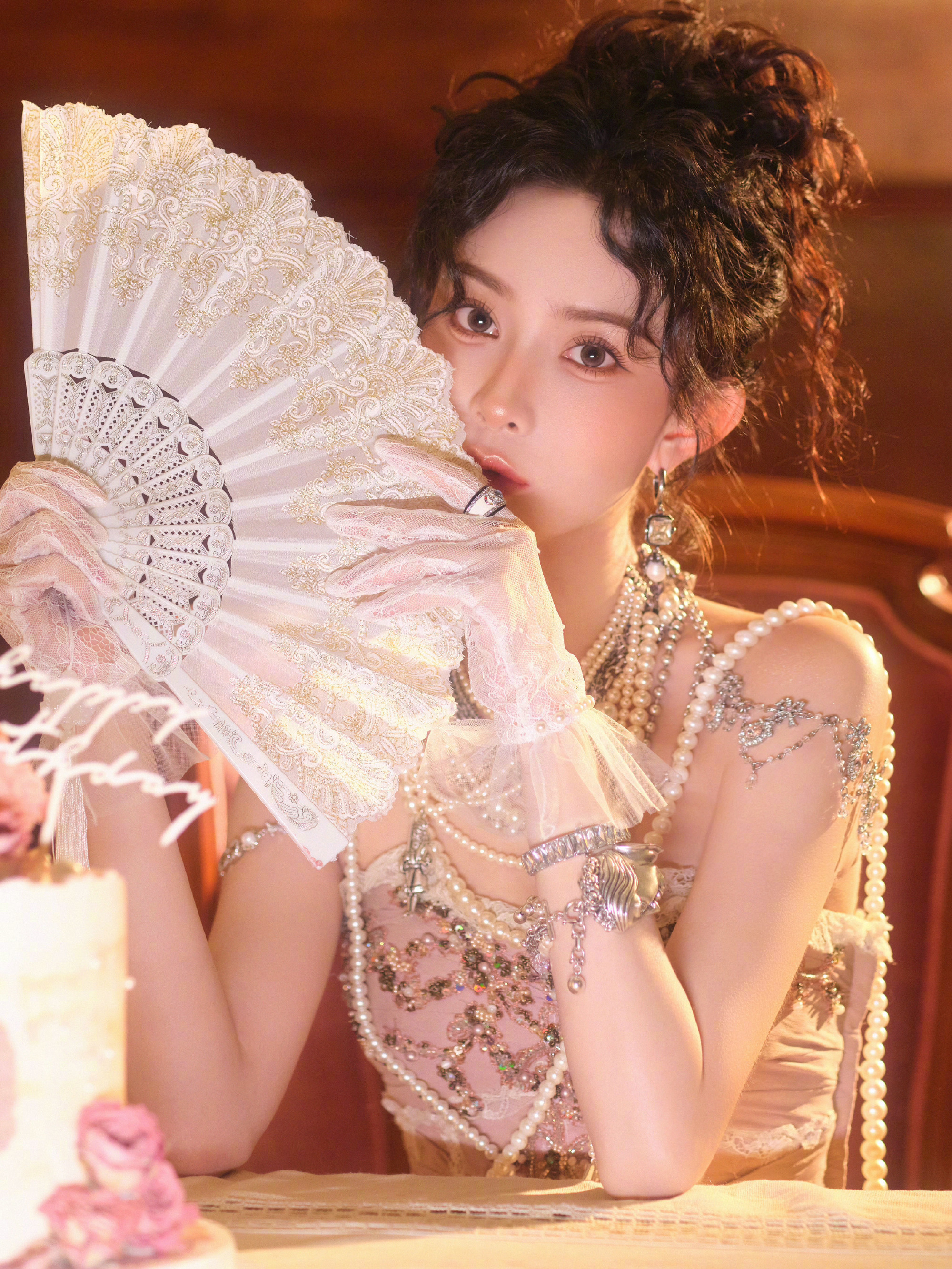 孟子义穿粉色抹胸长裙 珍珠配饰点缀 蕾丝手套 卷发盘起 美艳动人