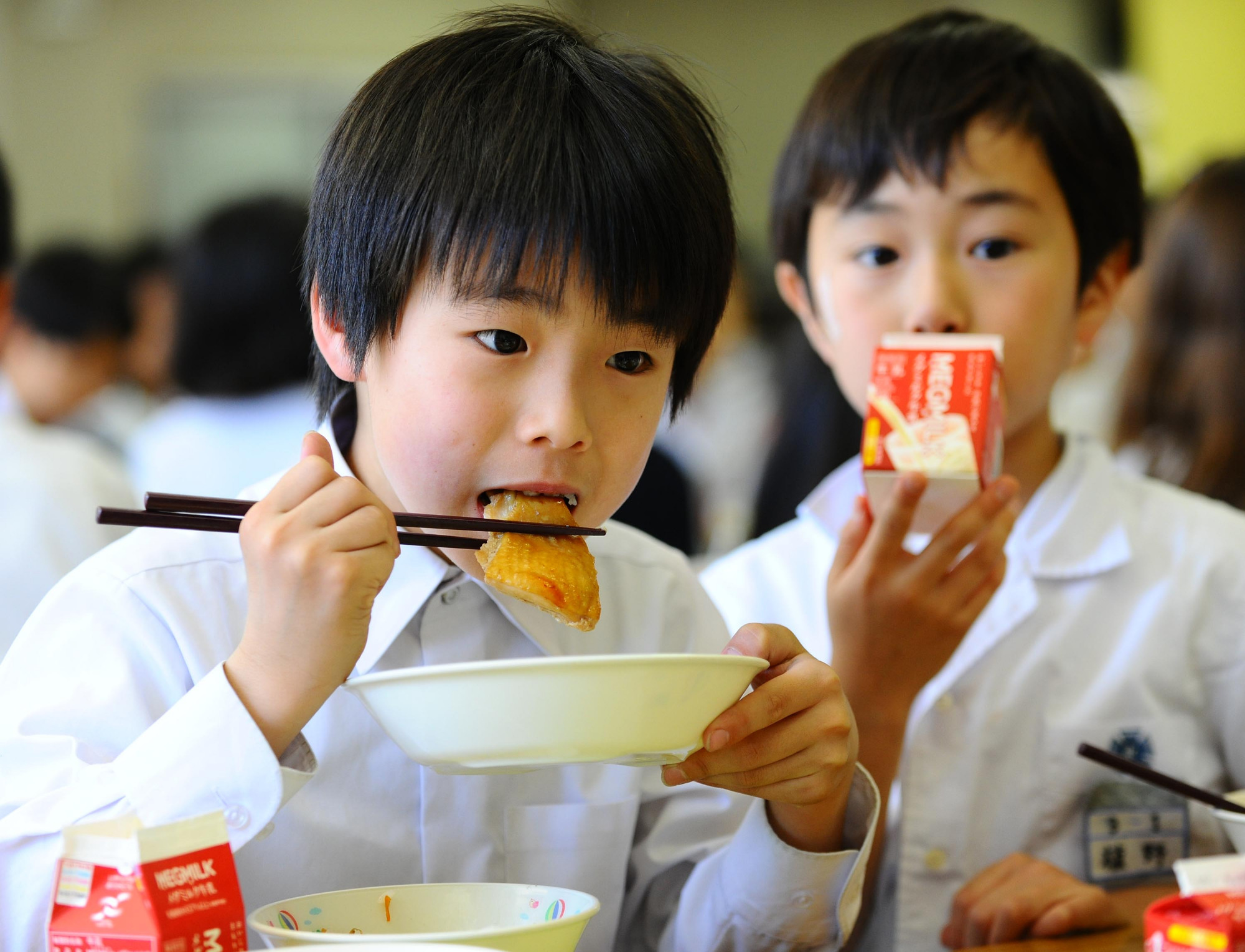 日本学校供餐牛奶导致上千人食物中毒