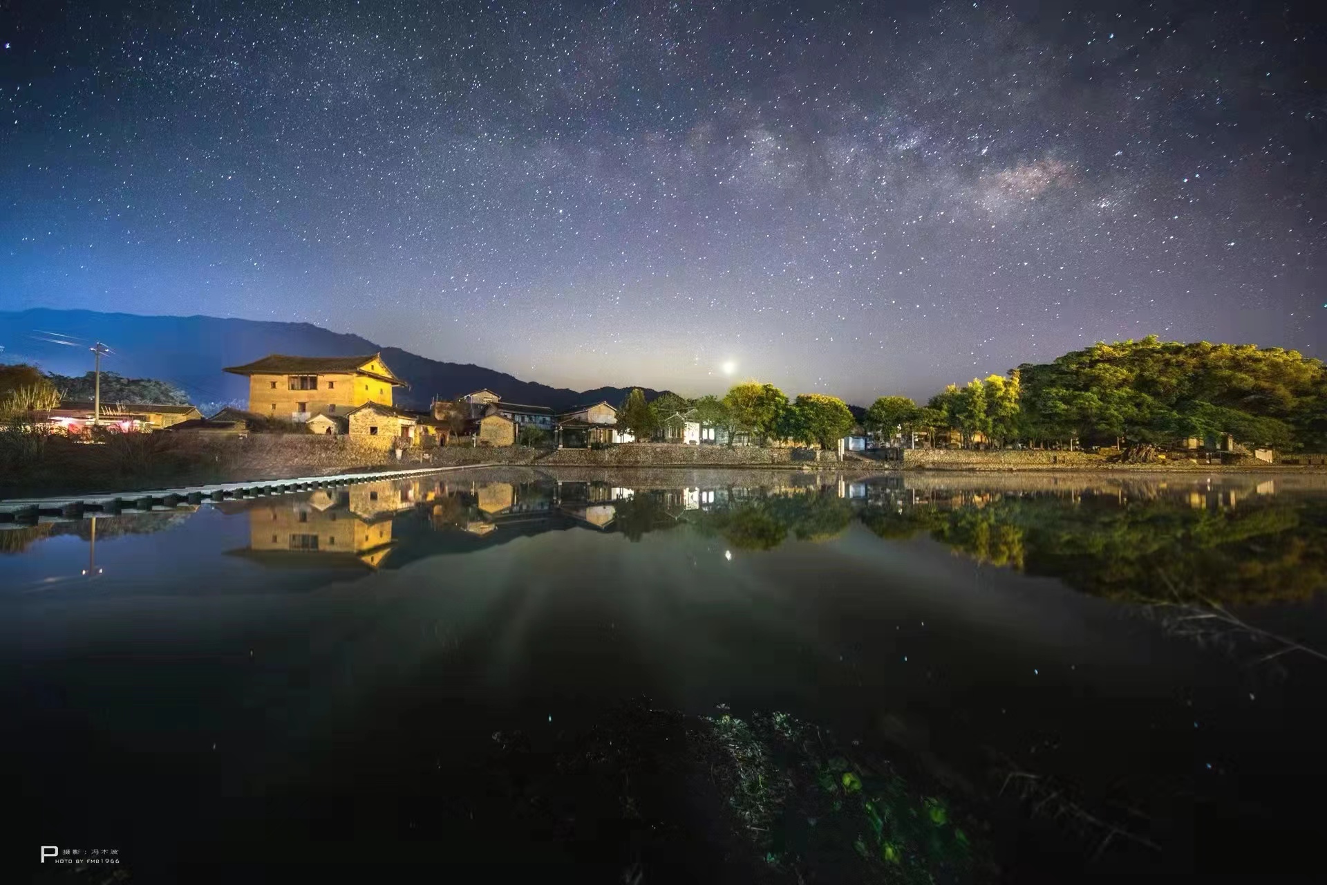 梦幻大片 当土楼遇上星空萤河