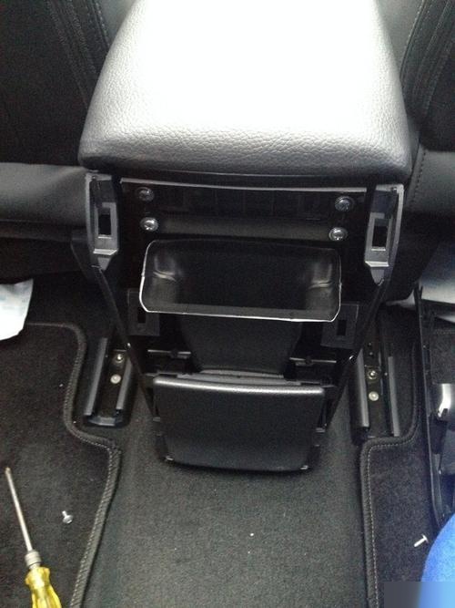 迈腾扶手箱usb怎么拆