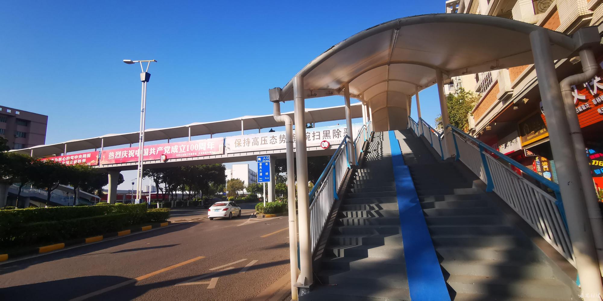 广州番禺:亚运大道上的这座人行天桥华丽变身,更加靓丽更加人性化