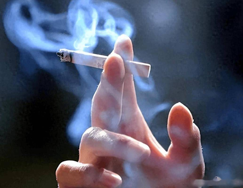 抽烟与诗意人生:孤独与自我探索的双重奏