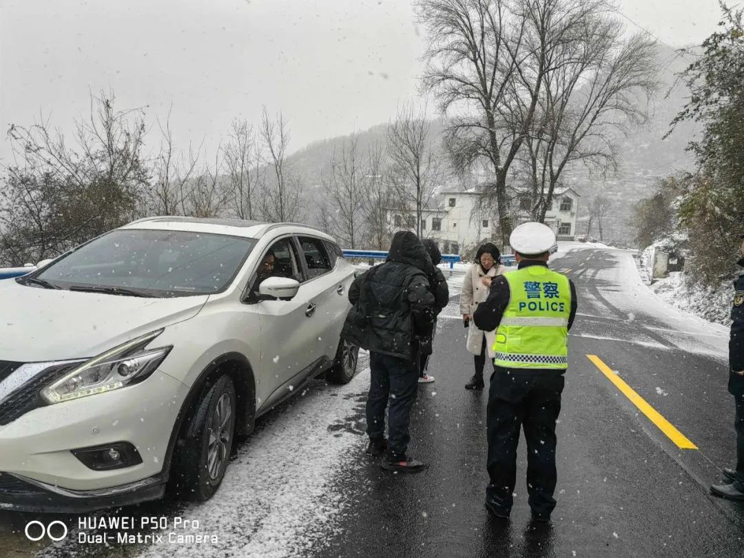 縣公安局交警大隊城郊中隊溫馨提示:今日轄區目前天氣小雪,g541國道