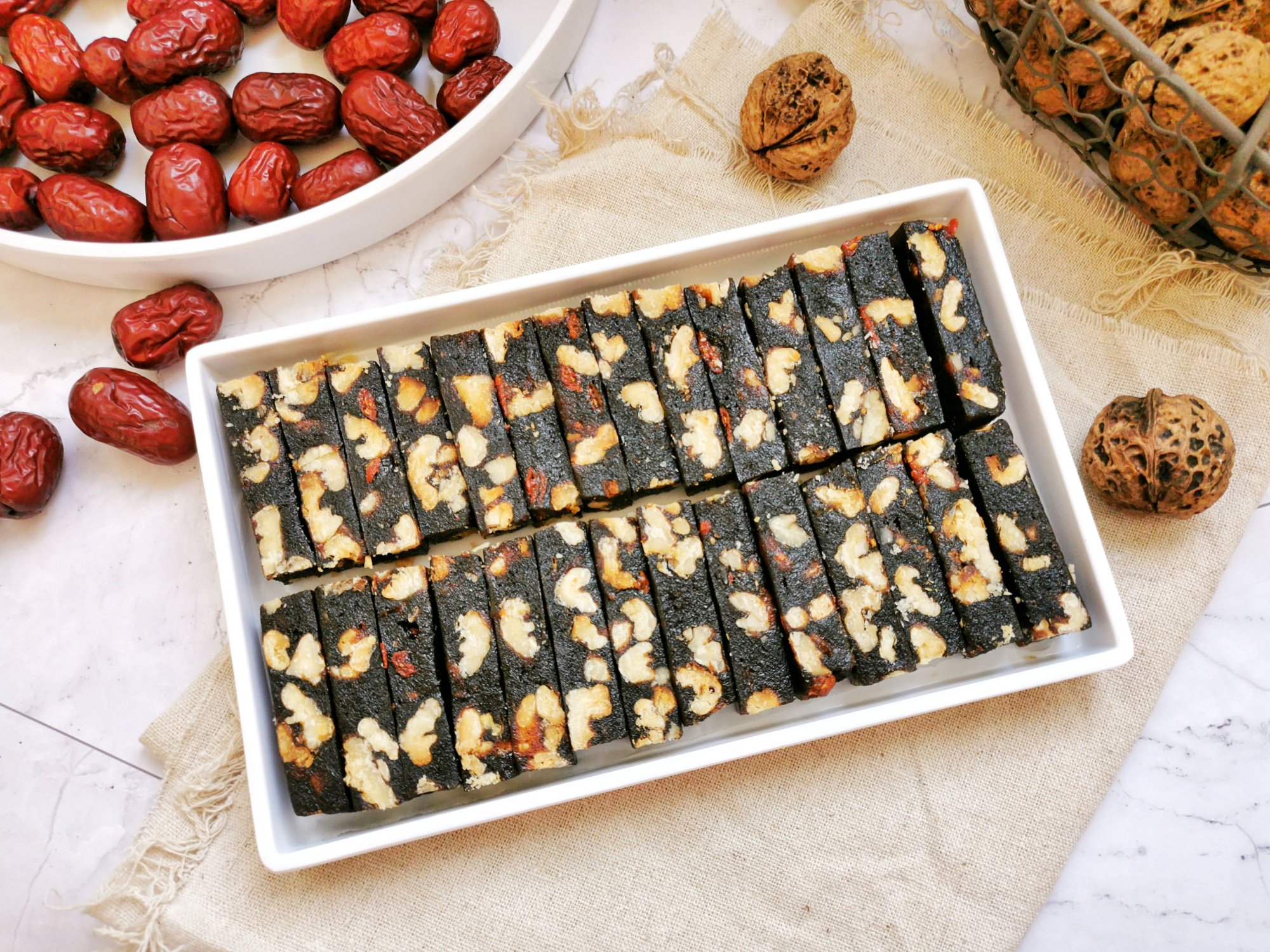 自制红枣核桃糕,核桃酥脆枣香浓郁,绵软不粘牙,比阿胶糕简单