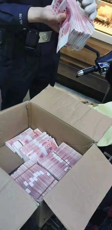 佛山一街头惊现一纸箱,里面竟藏有30万现金!真相是