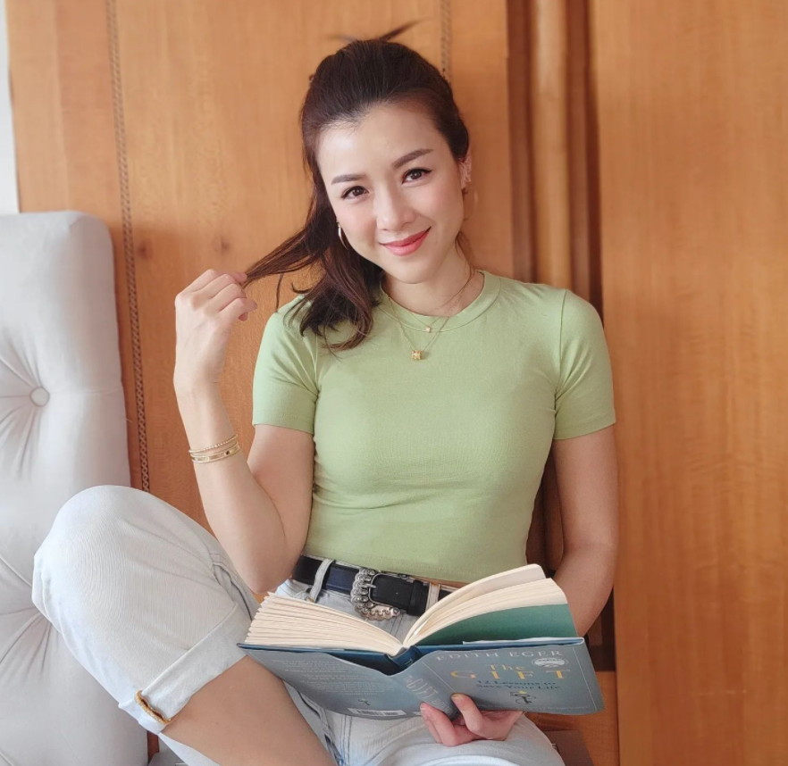 陈茵媺穿热裤打扮性感,40岁仍散发少女气息