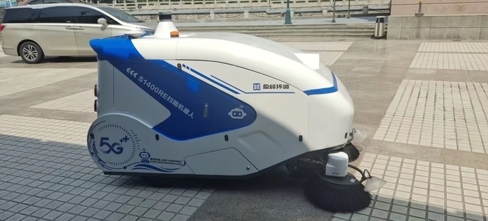 济南首台无人驾驶清扫机器人亮相泉城广场