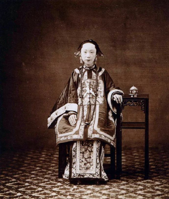 老照片:美国人拍摄的清朝人物肖像,达官显贵家庭的贵妇人