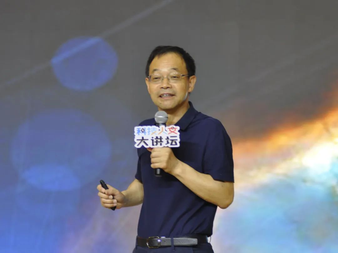 中国青少年科技辅导员协会理事长武向平院士作"认识我们的宇宙"专题