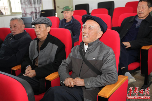 羊峰九年制学校开展退休教师重阳节茶话会