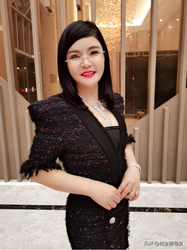 金梅央在杭州向《时代中国》杂志的全球读者们拜年,恭贺新春愉快