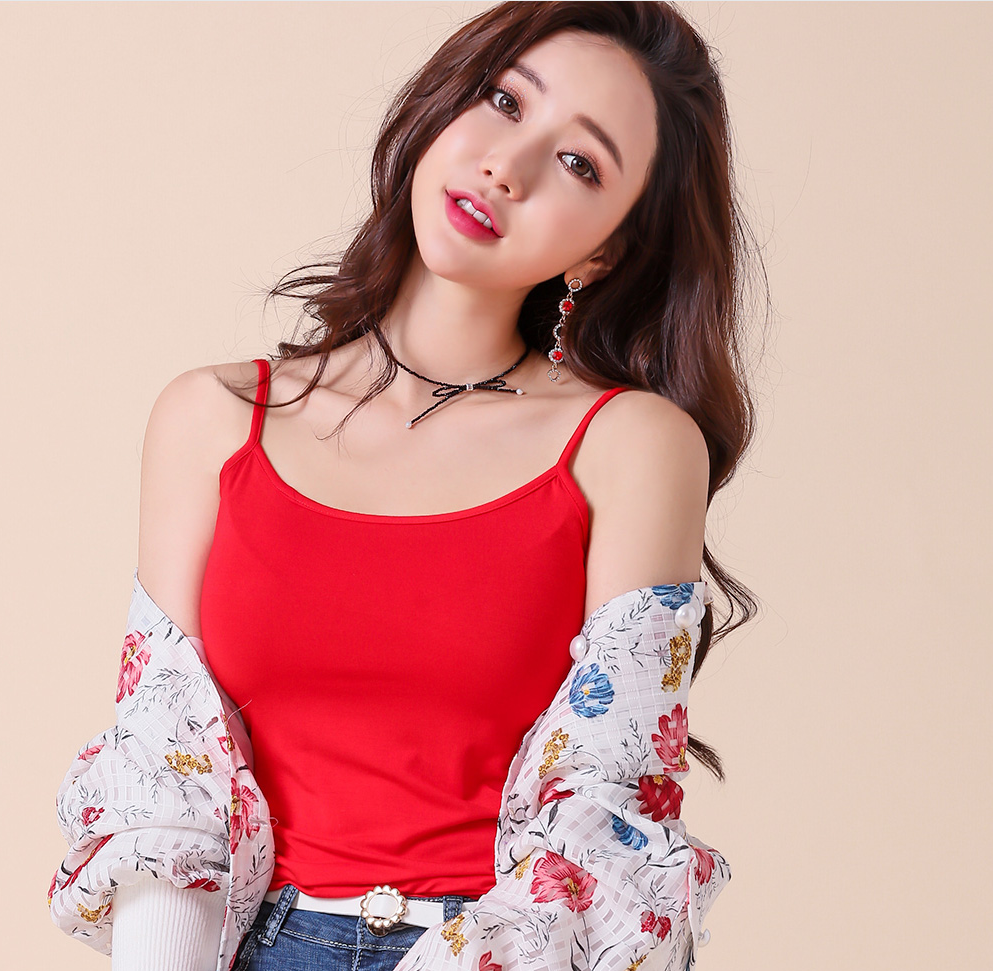 韩国名模李妍静时尚写真:娇花雨露润色吊带衫搭配牛仔裤