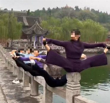 5名女子临水栏杆挑战高难度瑜伽：悬空秀柔韧 网友灵魂拷问：会游泳吗