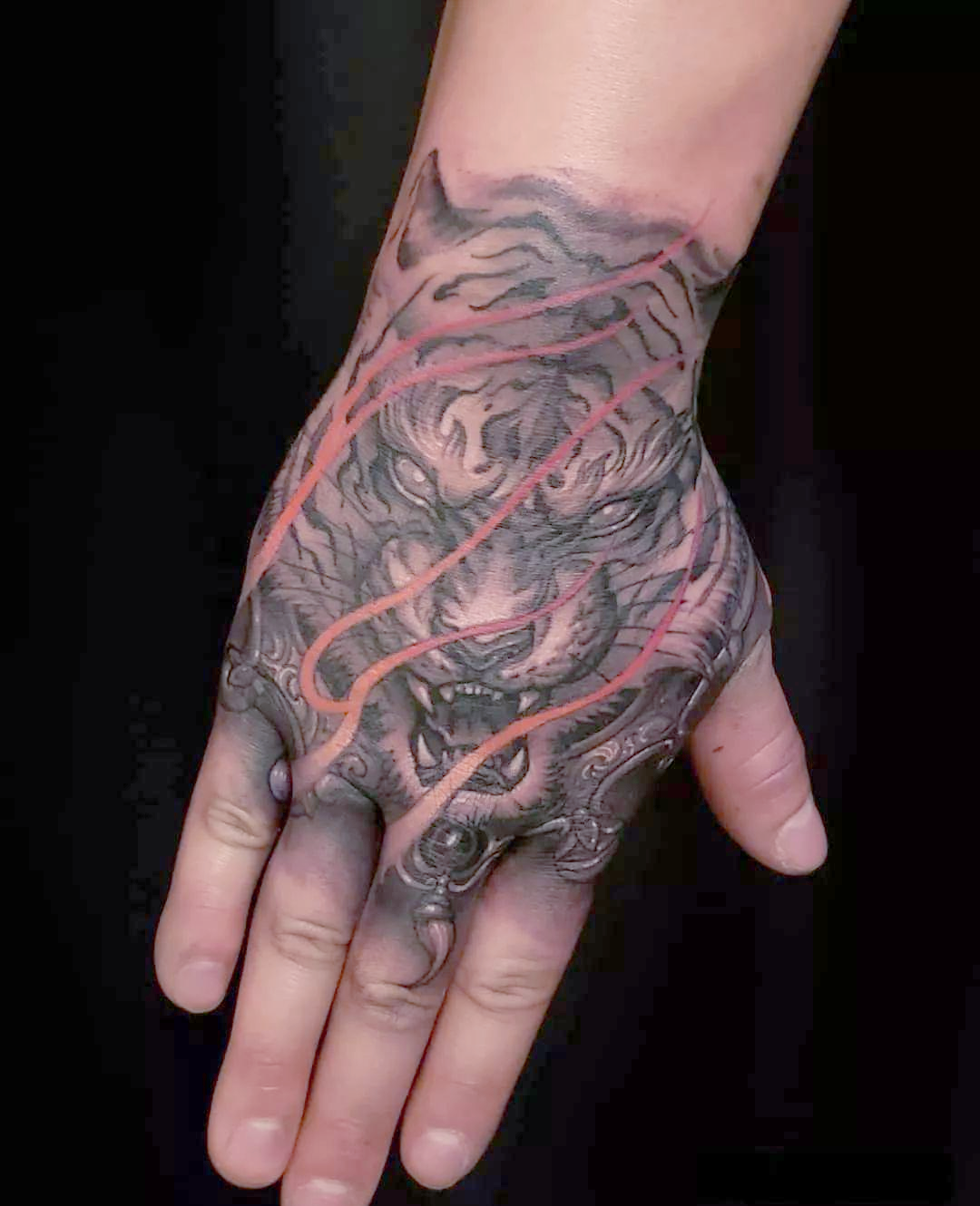 手背上的传统纹身,许多人心存顾虑