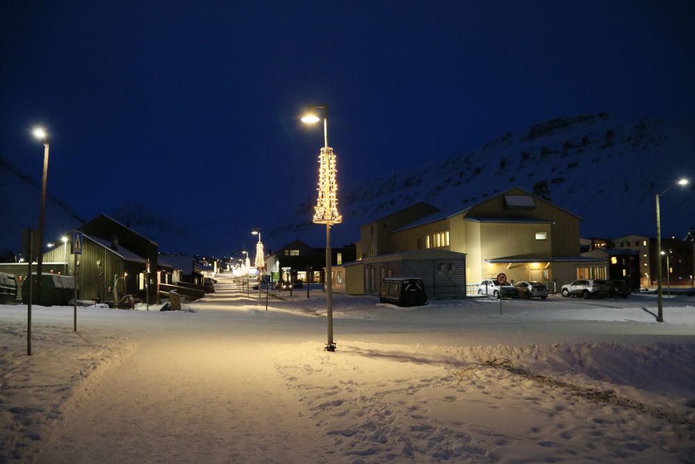 极夜里的北极小镇