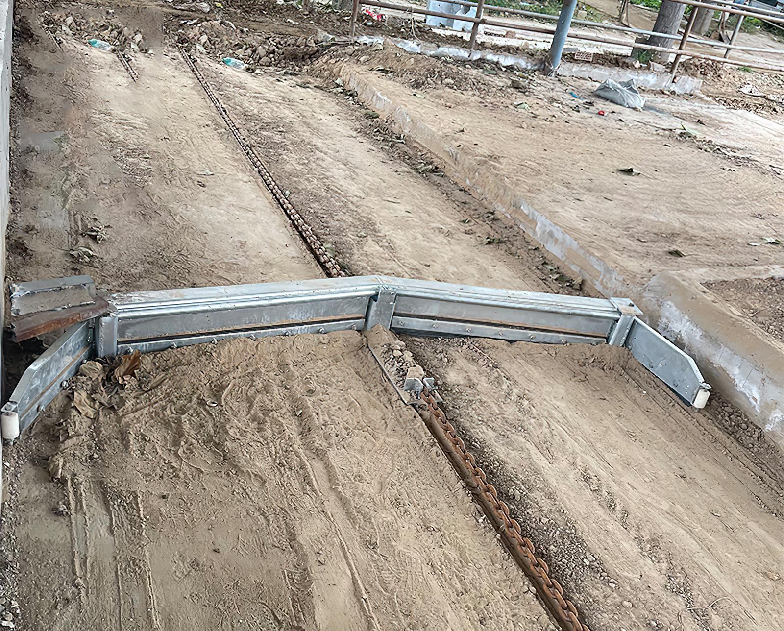 刮粪板:提高牛舍清洁度的利器