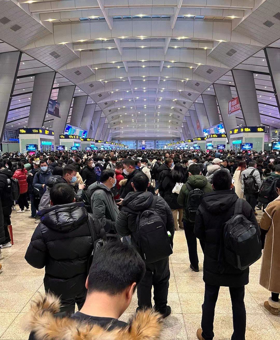全国多地高铁线路出现晚点或停运,停运列车旅客可免费退票