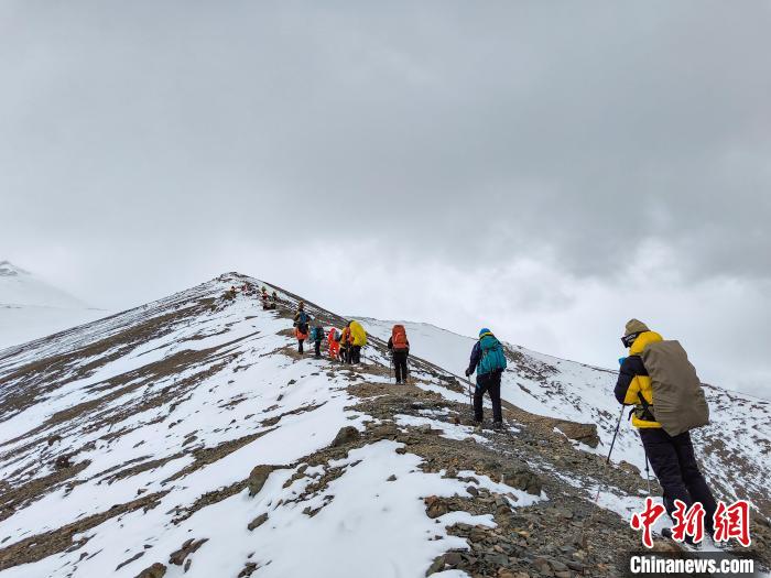 第二十二届玉珠峰登山大会闭幕 71人成功登顶