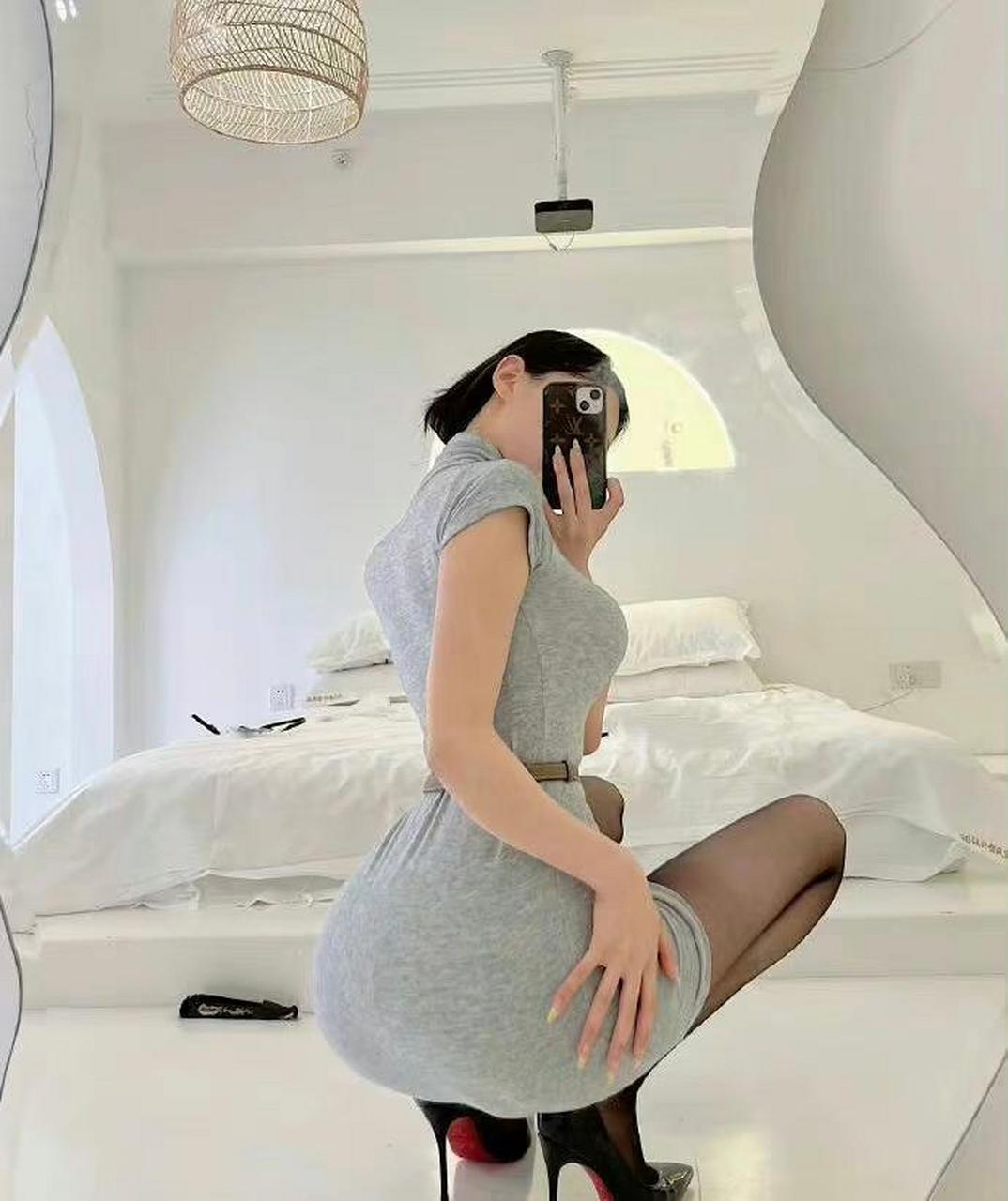 去外地出差老公不放心,非要我拍照证明房间没人