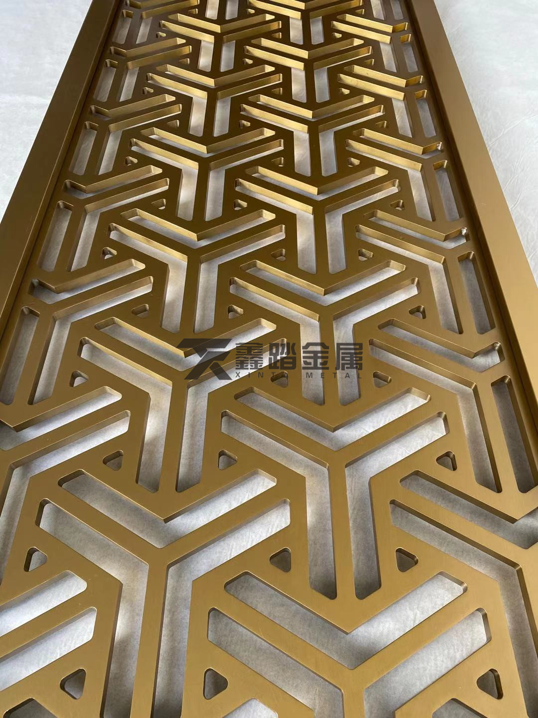 钛金铝板雕刻屏风,高档会所金属隔断撑起整个气场