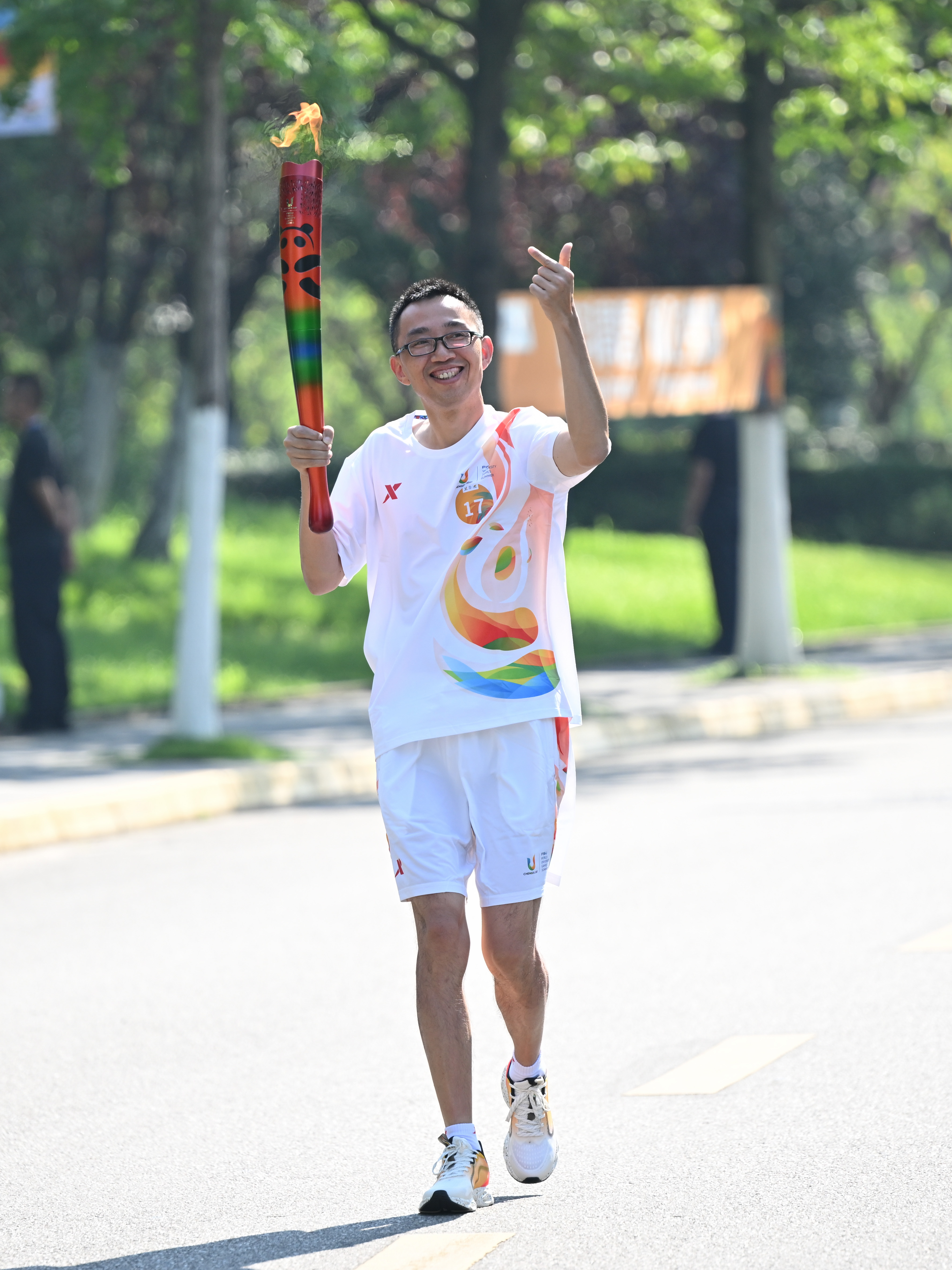 成都大运会火炬在四川师范大学(成龙校区)传递