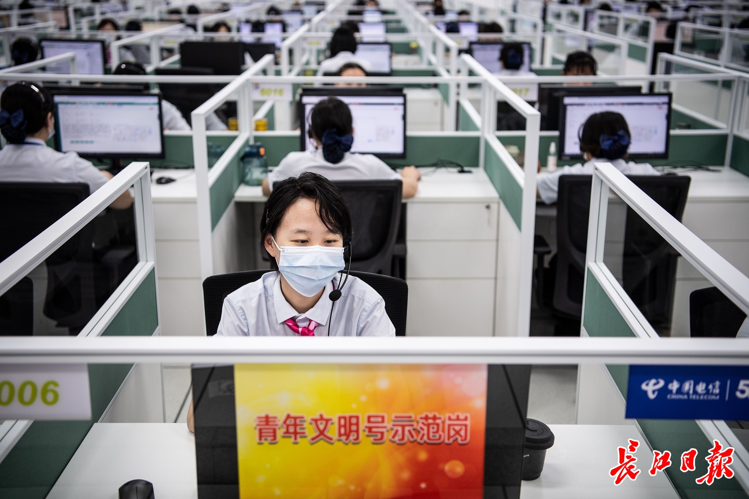 "人民满意的公务员集体"武汉市民服务热线办公室:当好党委政府为民