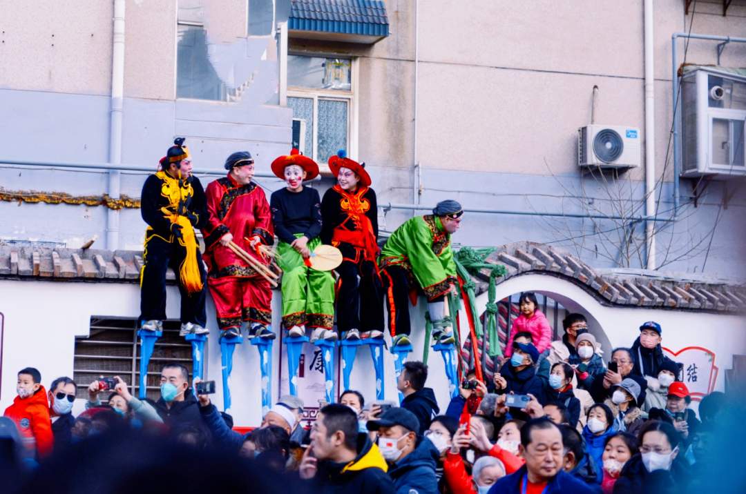 济南:民俗高跷"踩"出浓浓年味