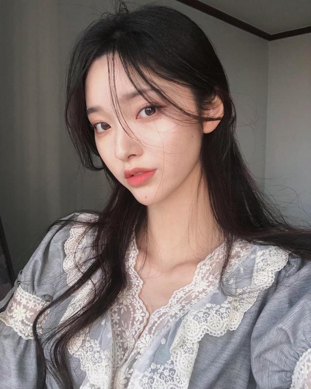 女友感十足!韩国正妹金娜熙:侧脸超美!