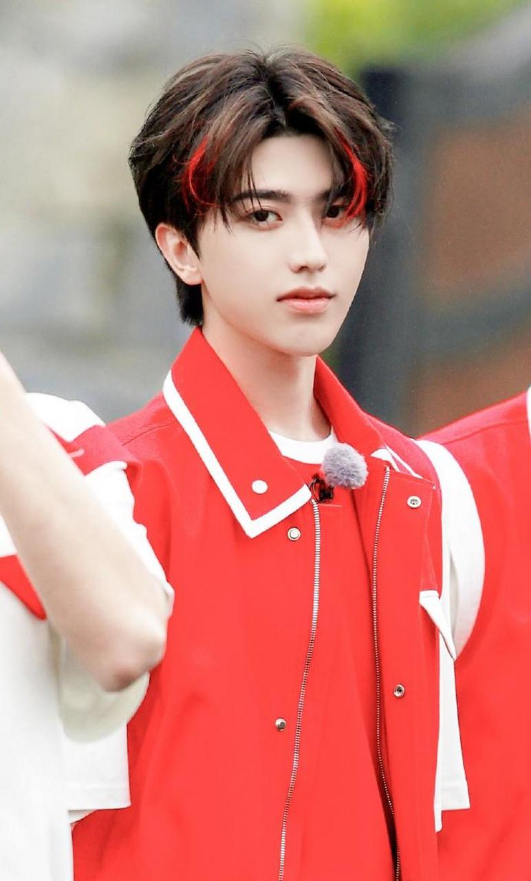 奔跑吧今天继续录制,蔡徐坤(西红柿先生)今天把头发的两侧给挑染成了