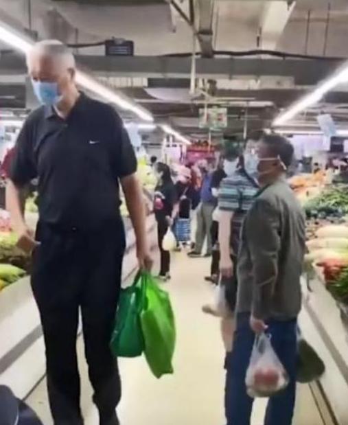 姚明2米16,68岁父亲姚志源身高2米08,菜市场买菜遭围观