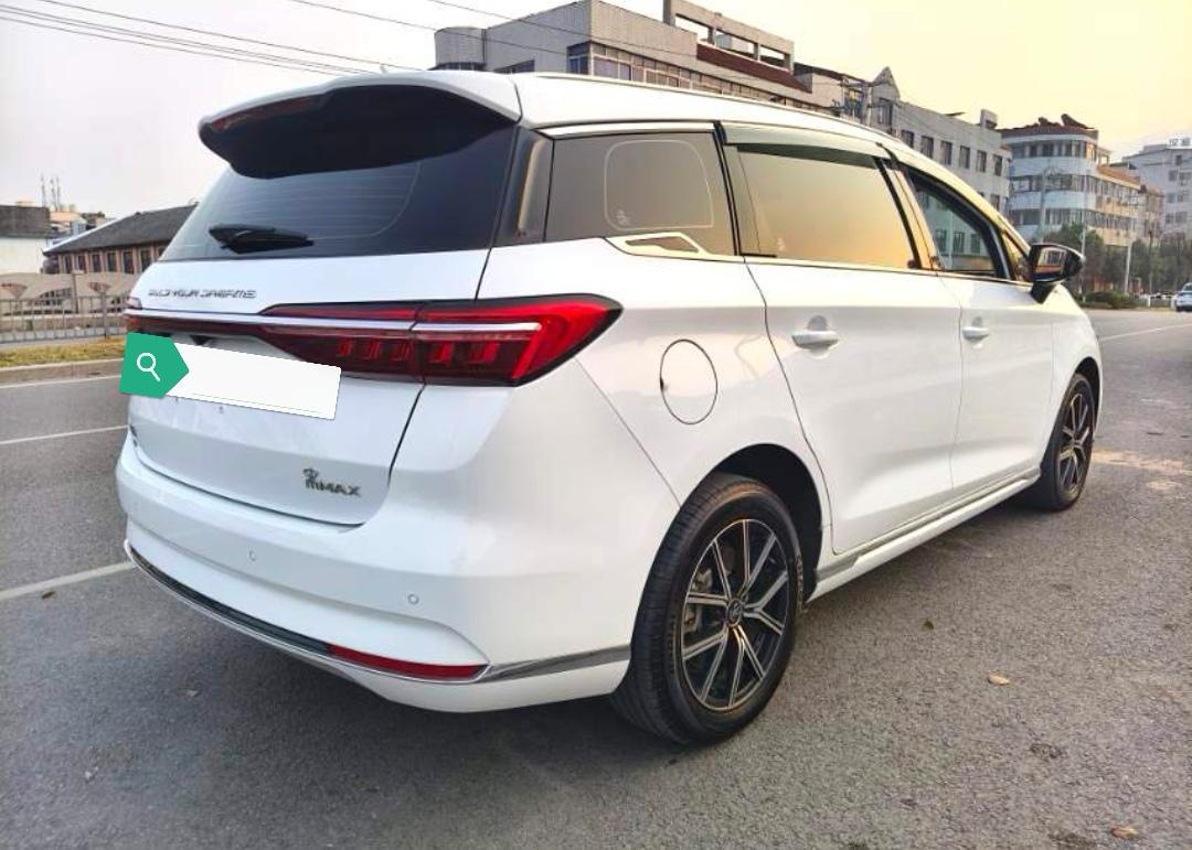 比亚迪宋新能源七座商务车