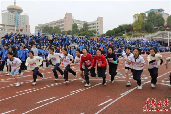 周芳元)11月29日上午,浏阳市浏阳河中学第21届校园运动会在田径场举行