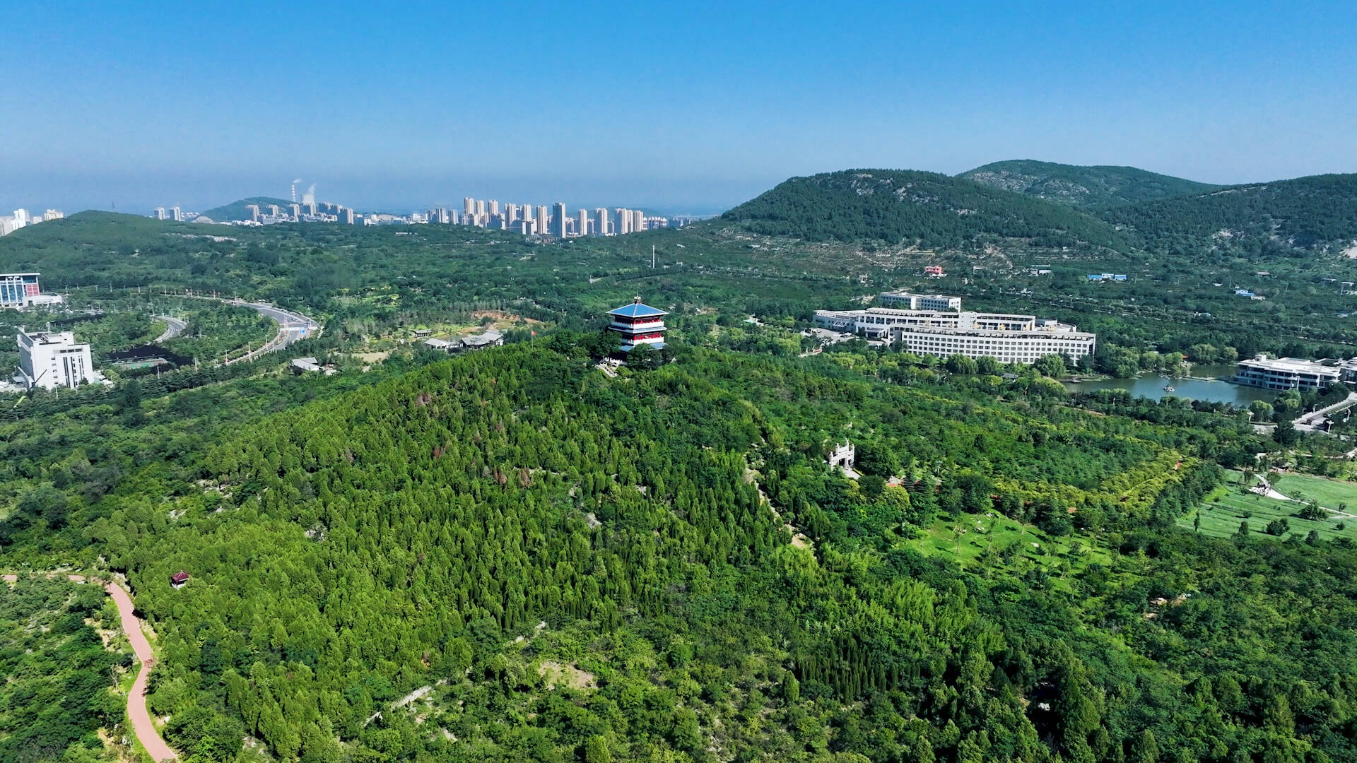 航拍盛夏枣庄凤鸣公园 湖水碧绿草木葱茏