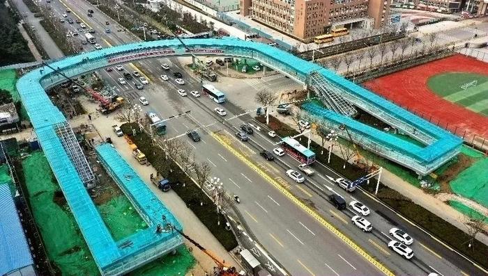 刘章箭现场督导崇文大道—杨柳街过街天桥项目情况