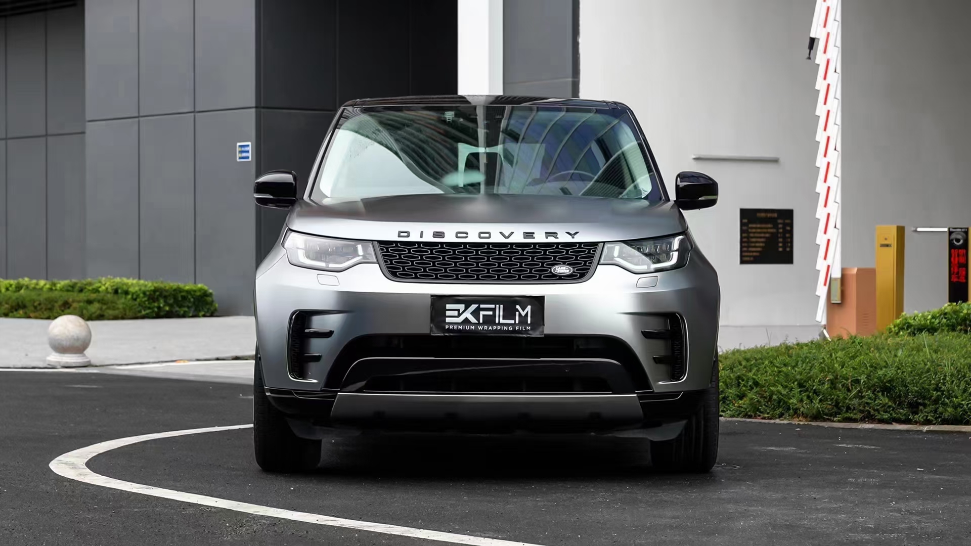 路虎ekfilm改色膜太空银,独具未来科技感