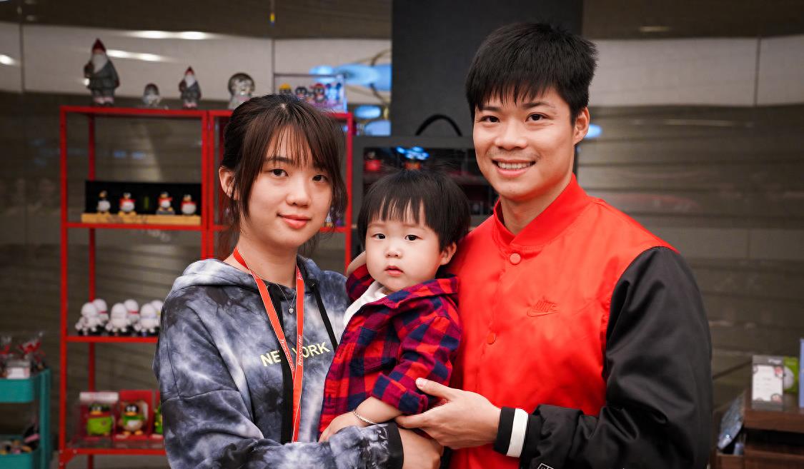 "亚洲飞人"苏炳添携子领奖,妻子永远是领袖