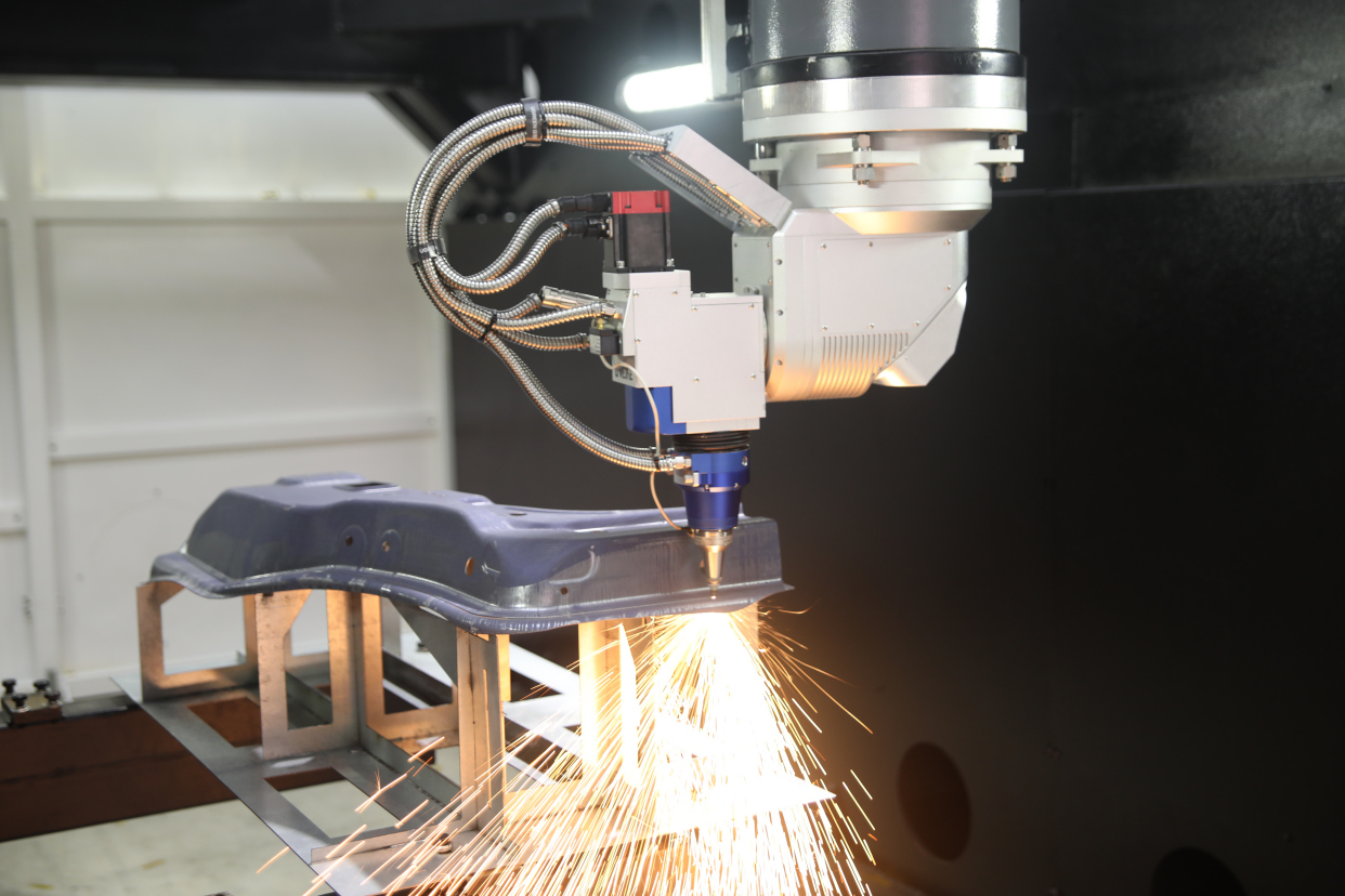 突破维度,智造新生|金威刻三维五轴激光切割机pro耀世发布