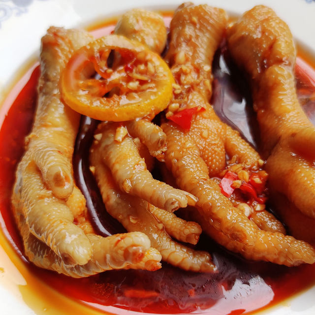 泰汁拌鸡爪,酸辣可口,下酒当零食都不错