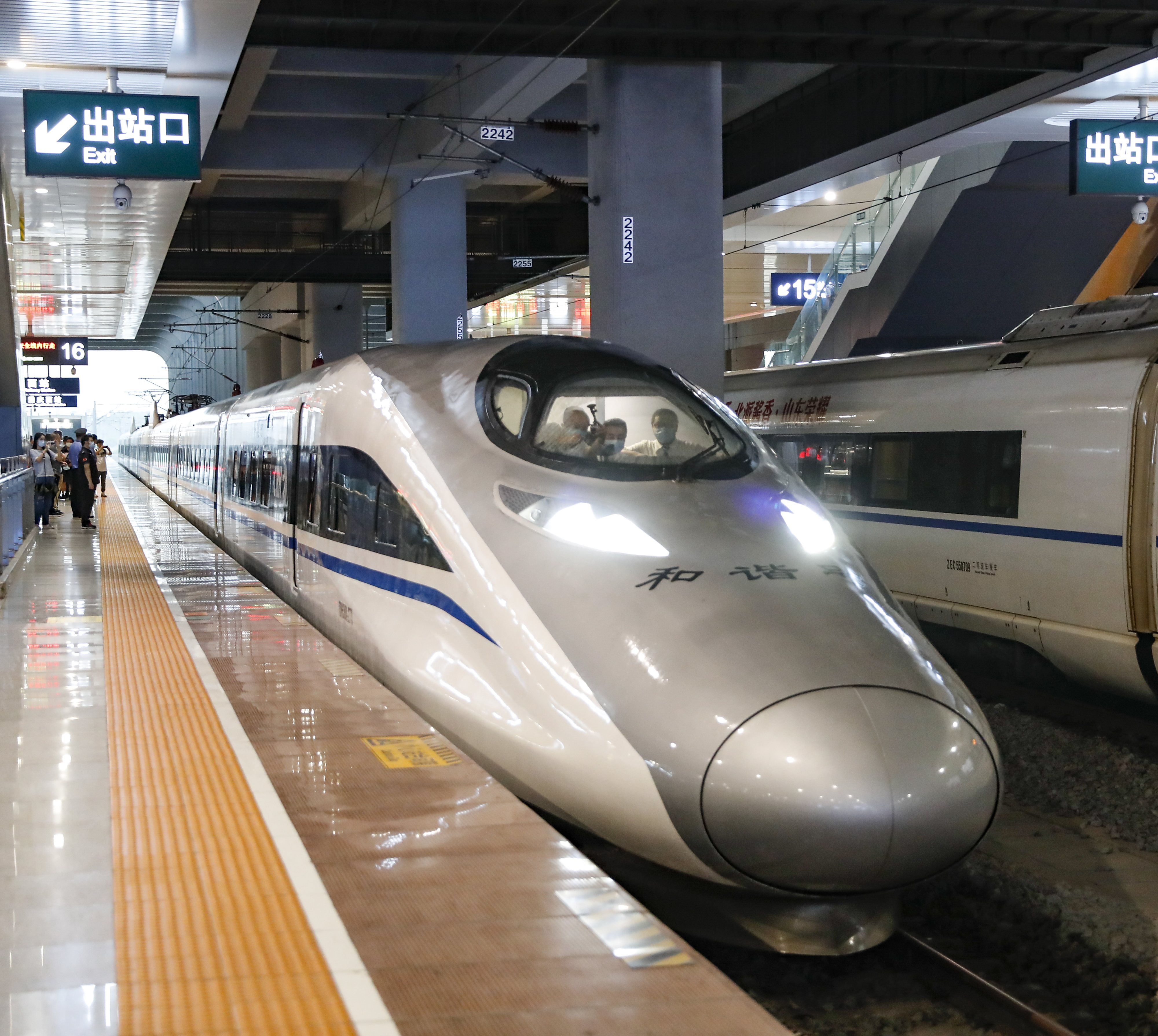 重庆首开直达大理高铁列车